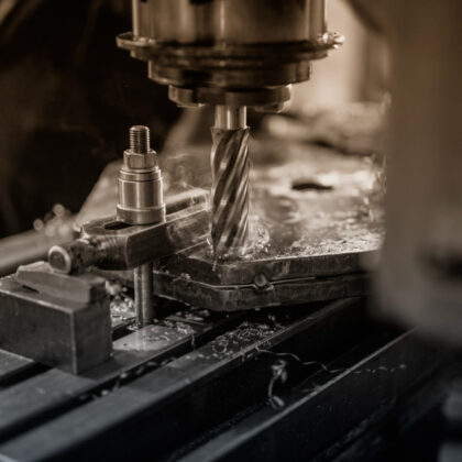 Jakie są możliwości związane z produkcją niestandardowych części maszynowych przy użyciu metody obróbki skrawaniem CNC?